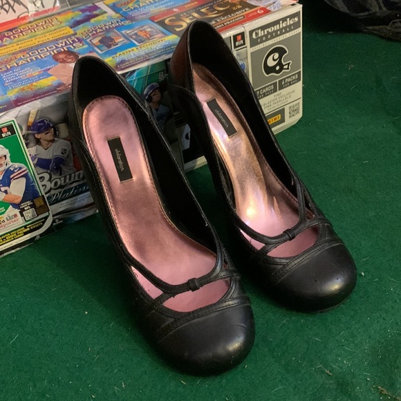 XHILIRATION-women’s black faux leather slip-on mid/high heeled shoes - Picture 2 of 9